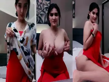 Cewek pamer tubuh dalam baju tidur seksi bikin ngaceng