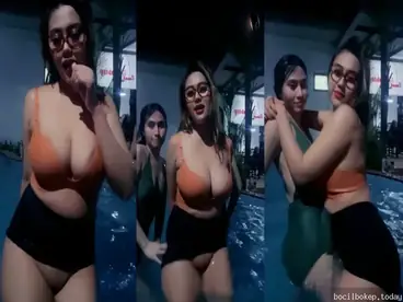 Dua cewek sangean colmek bareng pamer tubuh hot di kolam renang